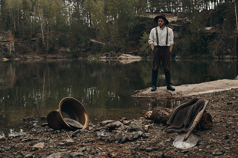 gold prospector panning